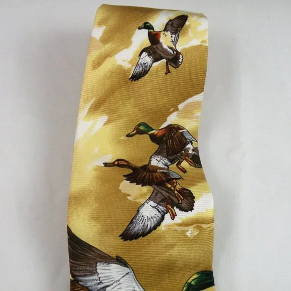 NWT Vintage Field & Stream Ducks Mallards Flying Hunting 100% Silk neck tie 56" - Picture 3 of 4